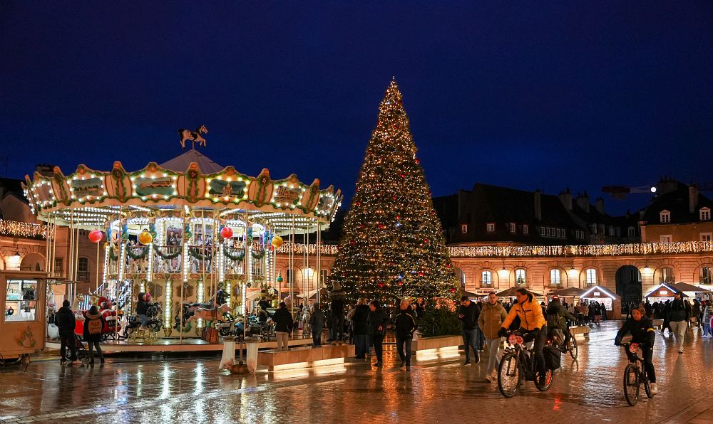carrousel et sapin géant place de la libération
