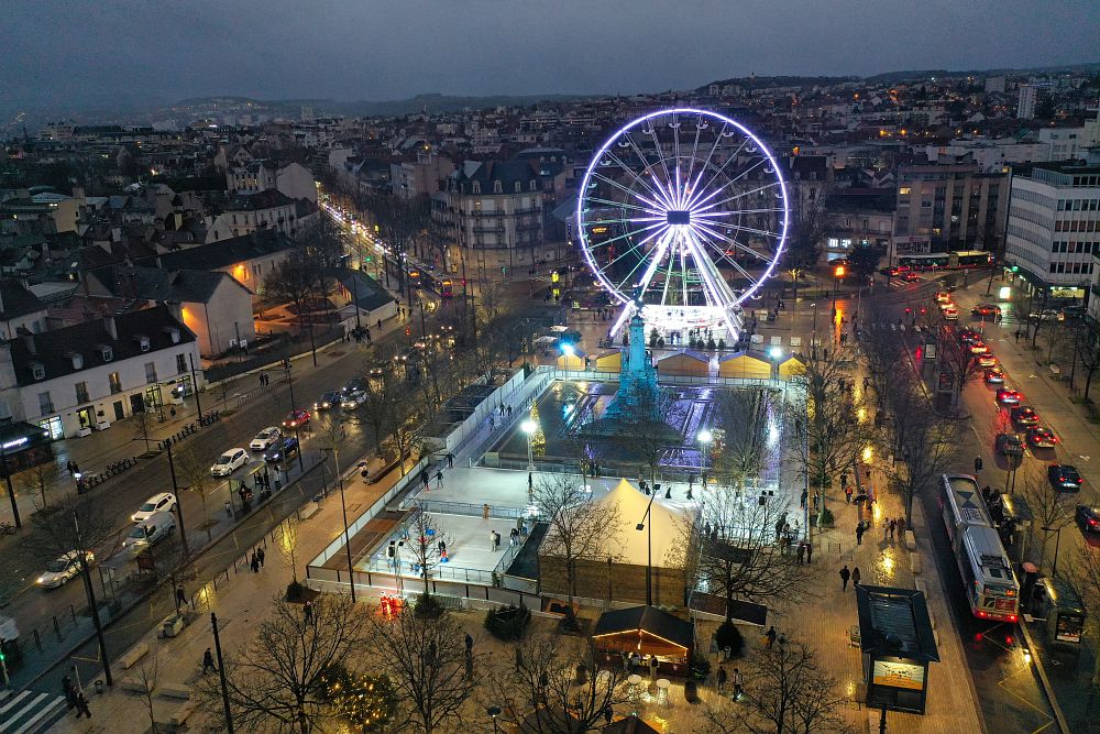 grande roue et patinoire, place de la république
